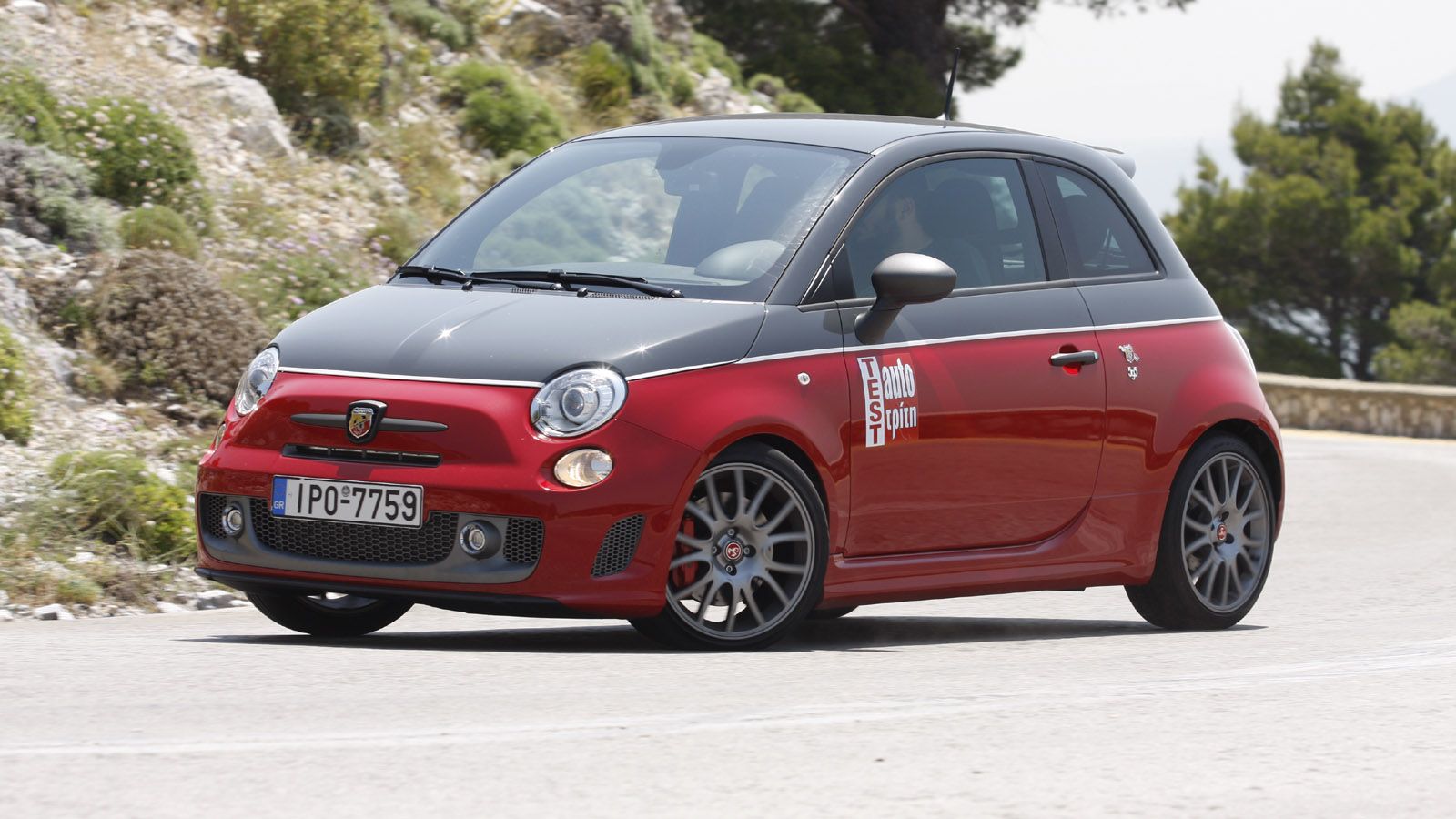 Τις αγωνιστικές του διαθέσεις αποκαλύπτει με την πρώτη ματιά το Abarth 595 Competizione, με τη διχρωμία του αμαξώματος να δίνει το κάτι –ακόμα&#