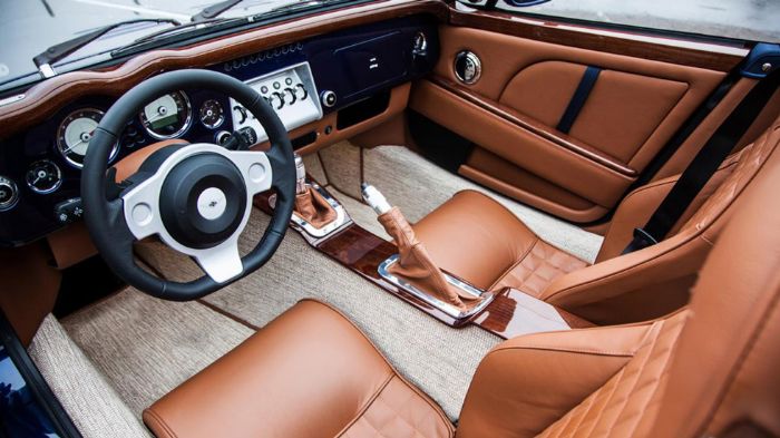 Εσωτερικά του Aero 8 συναντούμε υψηλής ποιότητας δερμάτινες επενδύσεις και λεπτομέρειες από αυθεντικό ξύλο, ενώ τα πατάκια αποτελούνται από ακριβή μοκ