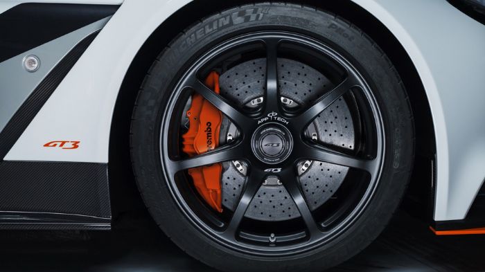 Τα κεραμικά φρένα είναι της Brembo, ενώ οι τροχοί μαγνησίου των 19 ιντσών, φέρουν ελαστικά Michelin Pilot Super Sport, διάστασης 265/35 μπροστά και 32