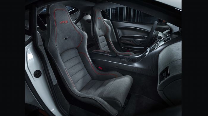 Η φιλοσοφία πίστας του αυτοκινήτου γίνεται έκδηλη μέσω και του εσωτερικού, όπου έχουν τοποθετηθεί αγωνιστικά carbon καθίσματα και τιμόνι, ενώ από ανθρ