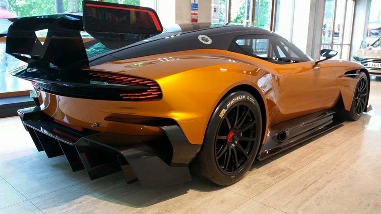 Οράνιε Aston Martin Vulcan