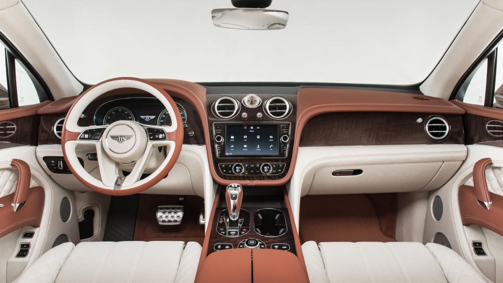 Πολυτελές το εσωτερικό της Bentley Bentayga. Στο κέντρο της κονσόλας ξεχωρίζει η 8ιντση οθόνη του infotainment.