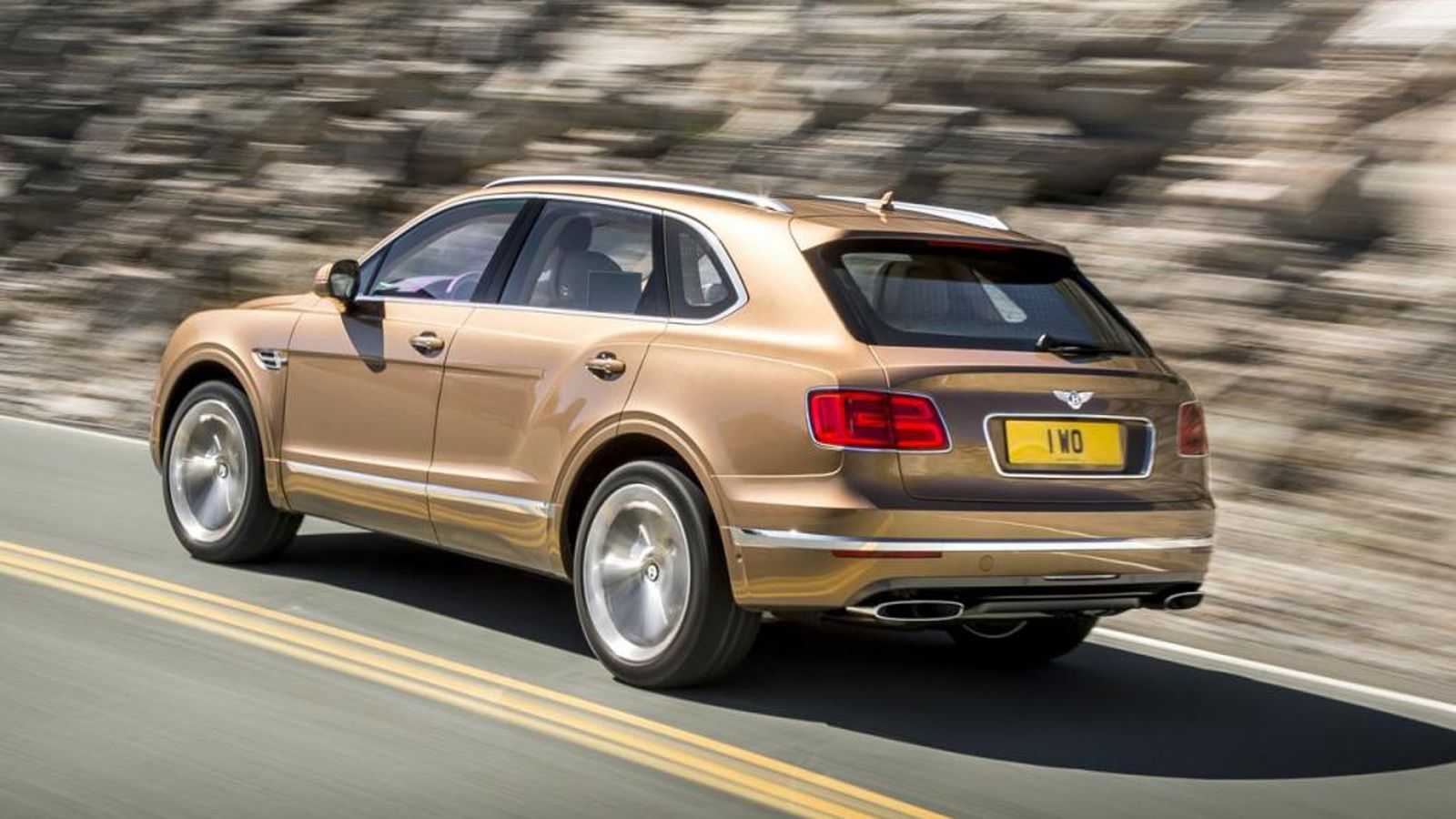 Η Bentayga σχεδιαστικά διατηρεί τις σχεδιαστικές νόρμες της φίρμας, ενώ διαθέτει και μεγάλες διαστάσεις, ενισχύοντας έτσι το macho χαρακτήρα της.