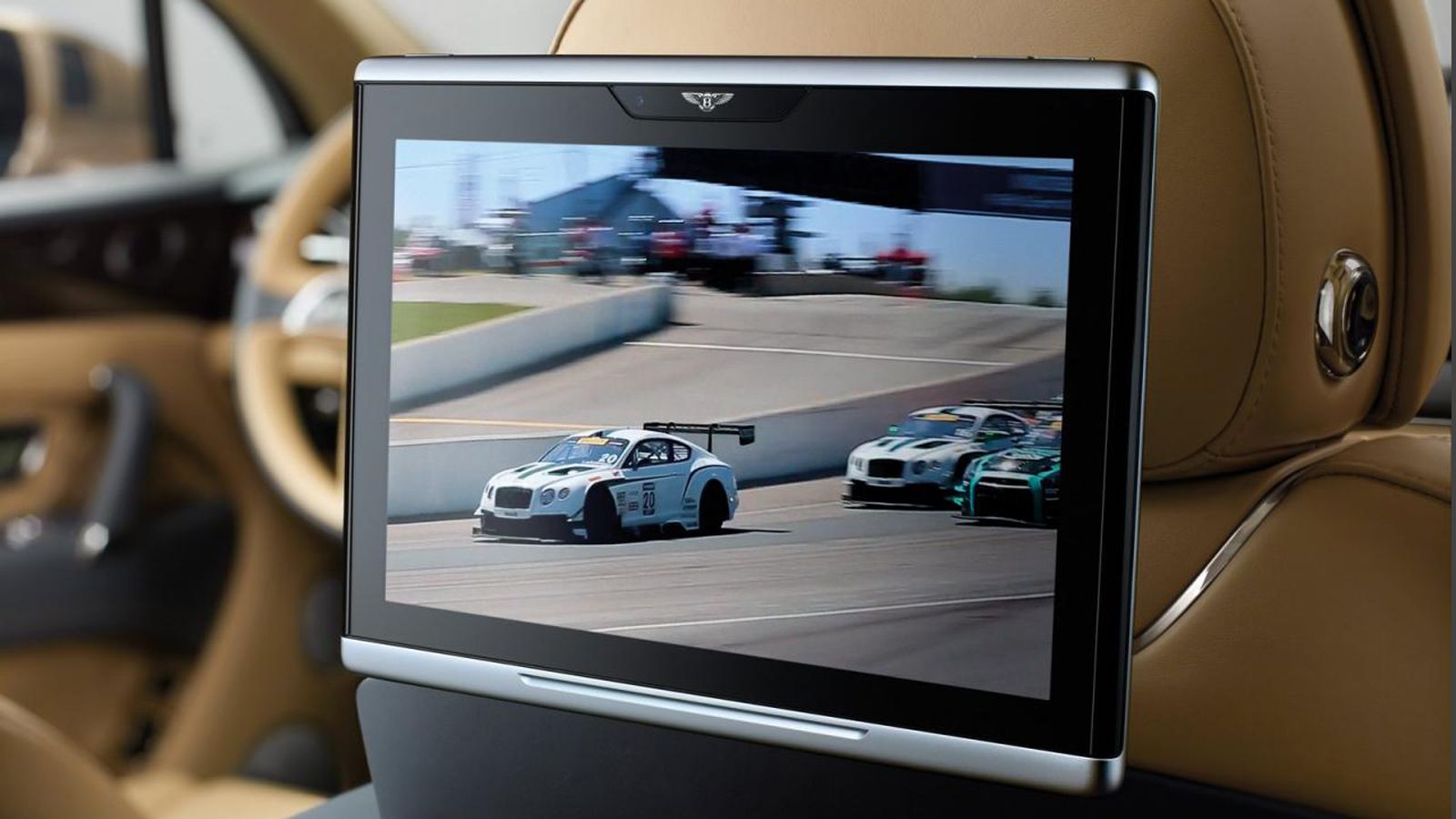 Οι πίσω επιβάτες έχουν και οθόνες στη διάθεσή τους.