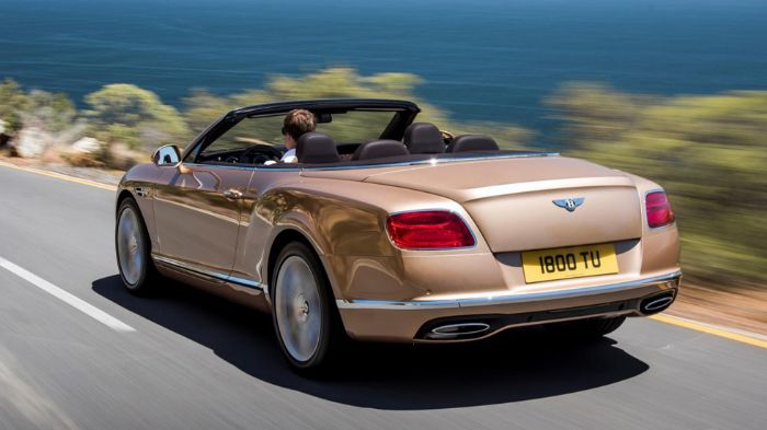 Πίσω, το πορτμπαγκάζ της Continental GT είναι πιο «γλυπτό», ο νέος προφυλακτήρας είναι ευρύτερος, ενώ οι ζάντες των 20 και 21 ιντσών έχουν καινούργια 