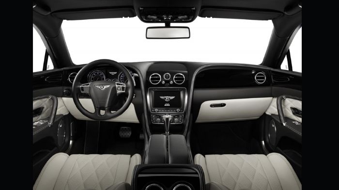Όπως και στην Continental GT, έτσι και στην Flying Spur άλλαξε στο εσωτερικό ο πίνακας οργάνων και το τιμόνι, ενώ τοποθετήθηκε και σύστημα WiFi hotspo
