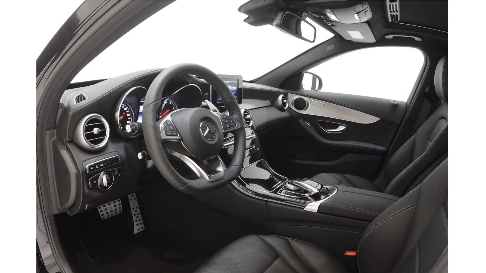 Φυσικά η Brabus δίνει την επιλογή για πλήρη εξατομίκευση της καμπίνας της Mercedes-Benz C-Class Estate.