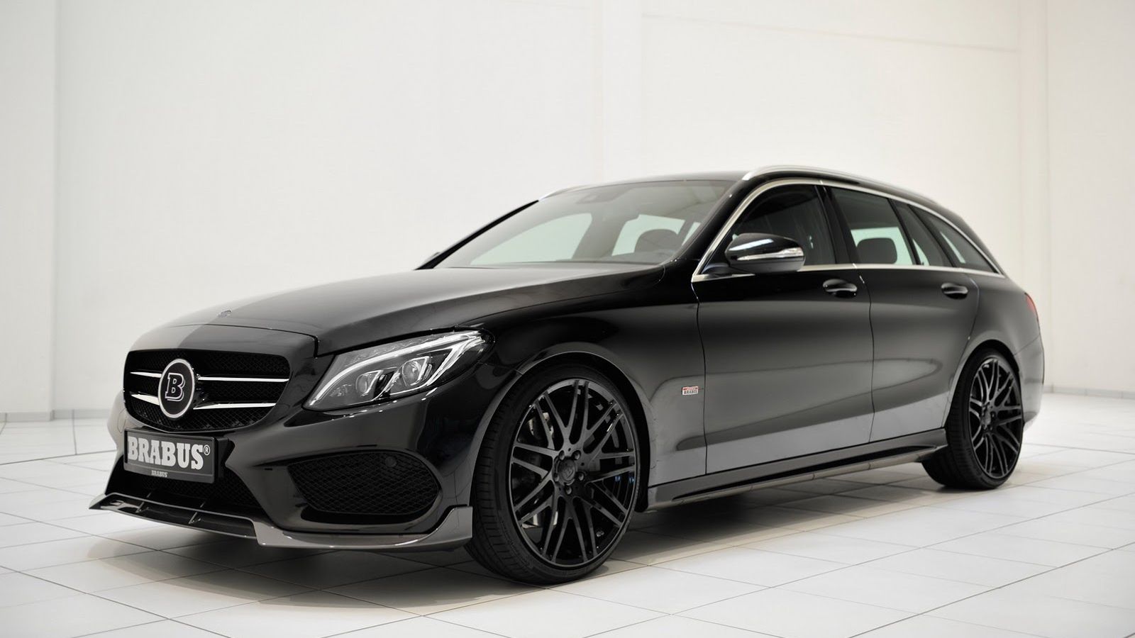Αισθητικά, η εκδοχή της Brabus στην C-Class Estate ξεχωρίζει μέσω ενός εμπρόσθιου spoiler και ενός πίσω διαχύτη, στον οποίο βρίσκονται οι 4 χρωμιωμένε