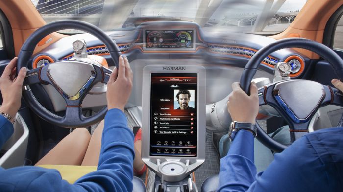Κατά τα «περίεργα» πρότυπα της Rinspeed, το τιμόνι τοποθετείται είτε αριστερά είτε δεξιά, καθώς βρίσκεται σε έναν ρομποτικό βραχίονα. Αν κανένας δεν έ