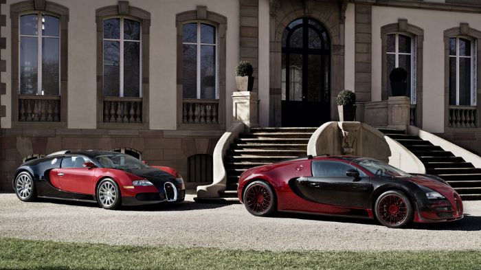 Η Bugatti παρουσιάζει στη Γενεύη την 450η και τελευταία Veyron, την Grand Sport Vitesse «La Finale» (μπροστά), η οποία εκτίθεται δίπλα στην πρώτη (πίσ