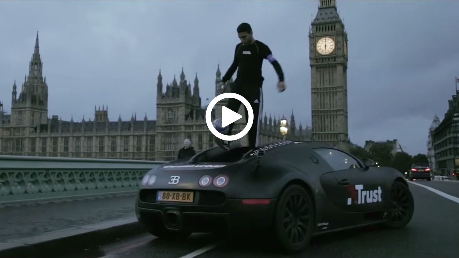 Παίζει μπάλα πάνω σε Bugatti Veyron!