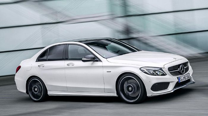 Στο περίπτερο της Mercedes-Benz στην έκθεση NAIAS του Ντιτρόιτ βρίσκεται και η νέα C450 AMG Sport, η οποία τοποθετείται στη γκάμα της C-Class ακριβώς 