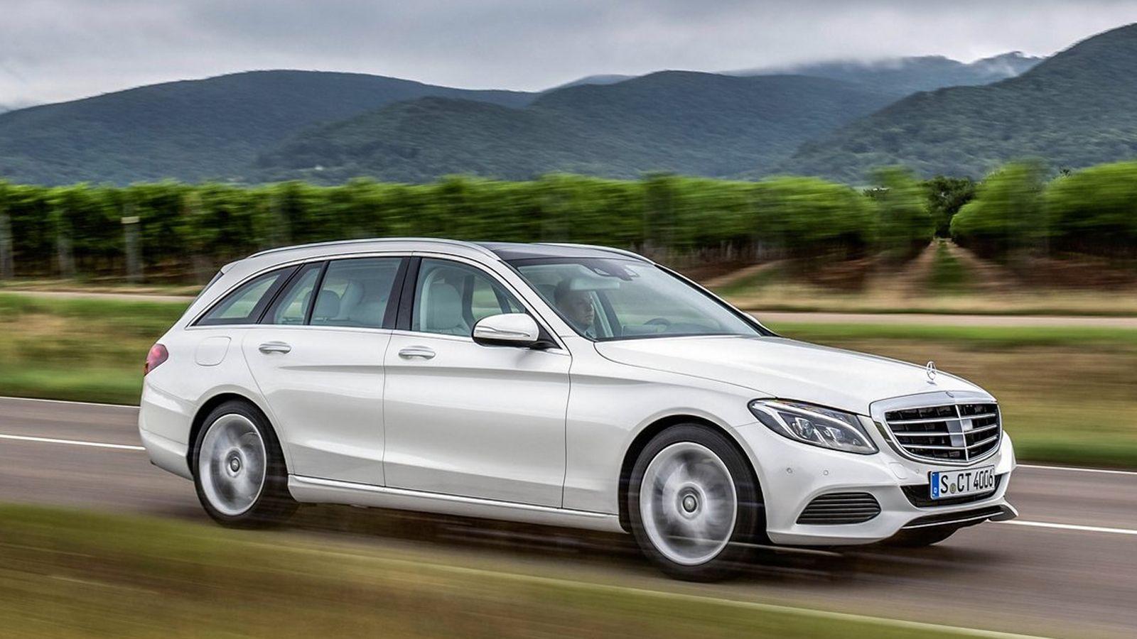 Η Mercedes C 160 θα είναι διαθέσιμη από τον Ιούνιο τόσο στην Saloon, όσο και στην Estate έκδοση αμαξώματος (φωτό).