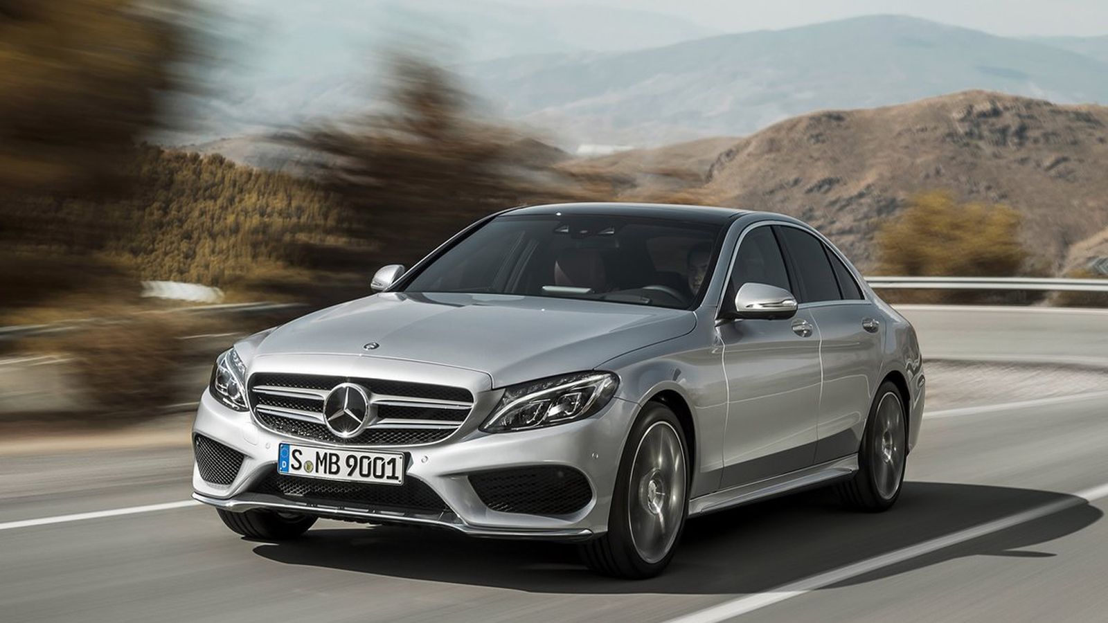 Στη νέα Mercedes C 160, το 1,6 λτ. turbo μοτέρ βενζίνης αποδίδει 129 ίππους, 26 λιγότερους από όσους στην C 180, ενώ δεν υπάρχει η επιλογή για το αυτό