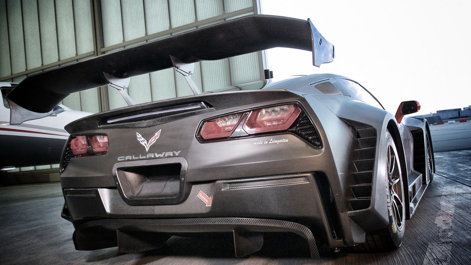 Η αγωνιστική Corvette ξεχωρίζει από το πρησμένο carbon bodykit, ειδικά κατασκευασμένο για αυτή.