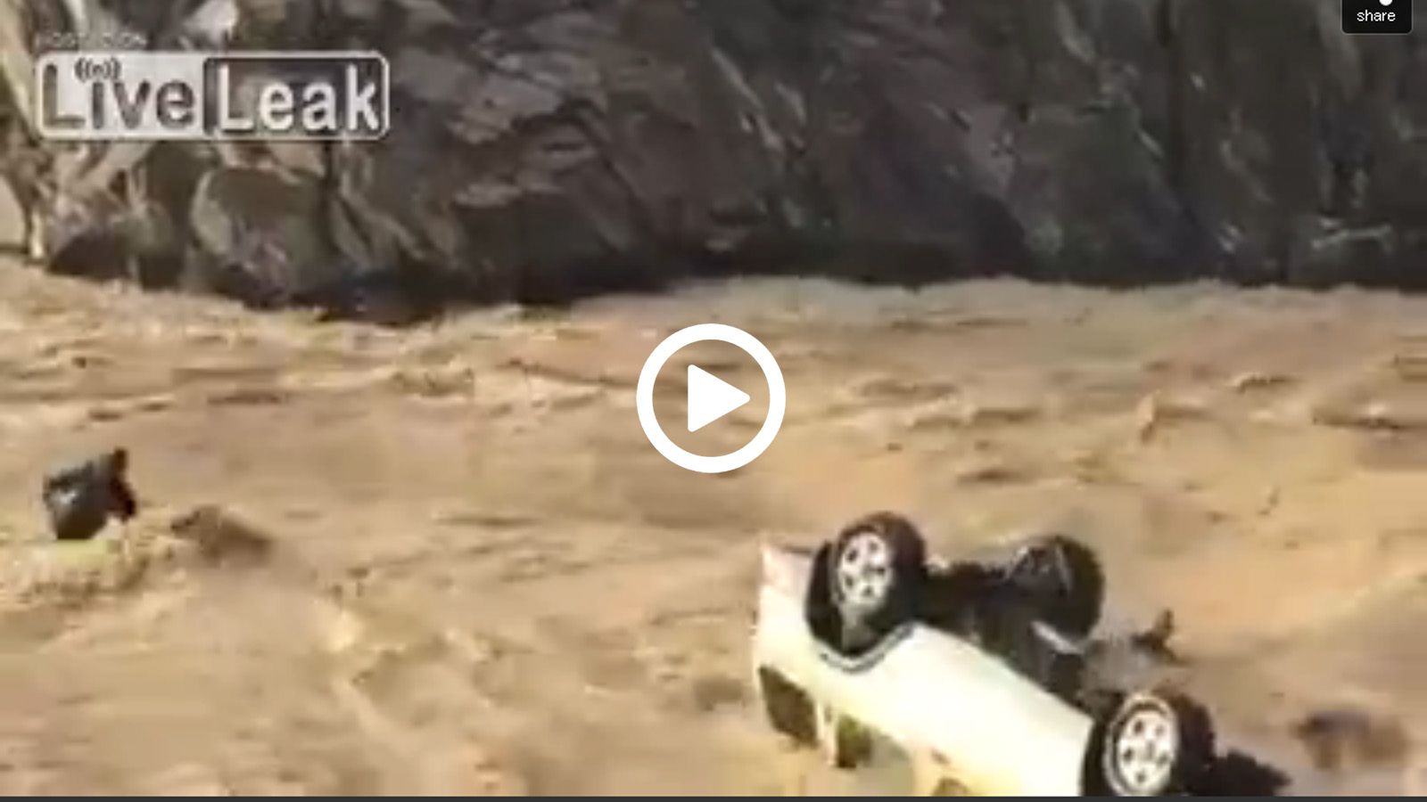 Κάνουν surf (!!) με αμάξι και βουλιάζουν!