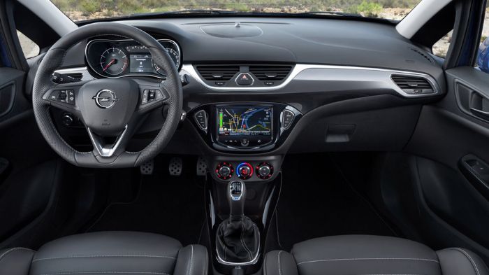 Στο εσωτερικό, κυριαρχούν τα bucket καθίσματα της Recaro, ενώ το μάτι πέφτει επίσης στο δερμάτινο flat-bottomed τιμόνι, στον επιλογέα OPC, στα σπορ πε