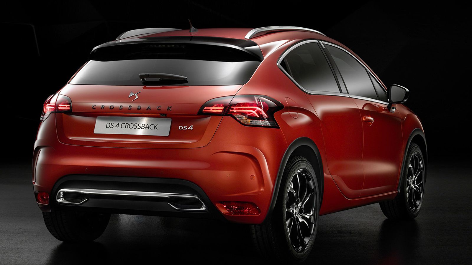 Για να τονιστεί περαιτέρω ο crossover χαρακτήρας του DS4 Crossback, έχουν τοποθετηθεί και ράγες οροφής.