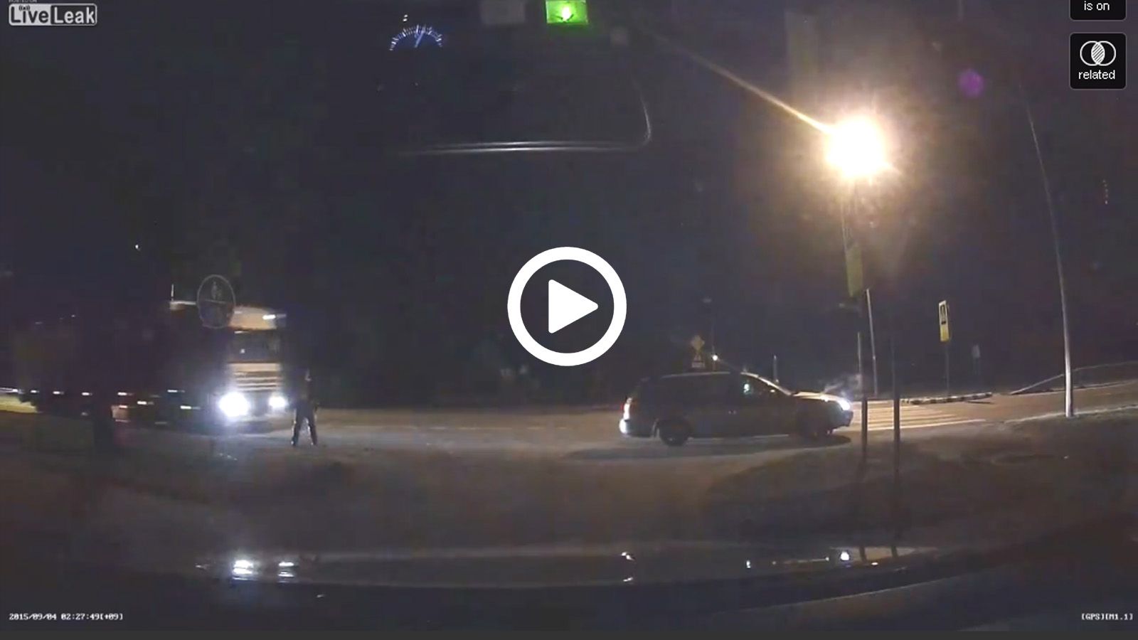 Μεθυσμένος οδηγός παρασύρει αστυνομικό! (video)
