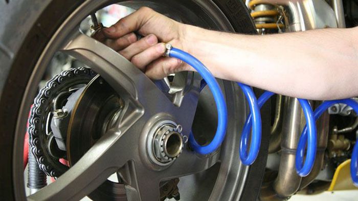 Στο εμπόριο, μπορούμε να βρούμε διάφορα είδη ελαστικών, τα οποία απευθύνονται σε παντός τύπου οχήματα, αλλά και ανάλογα με τις απαιτήσεις του καταναλω