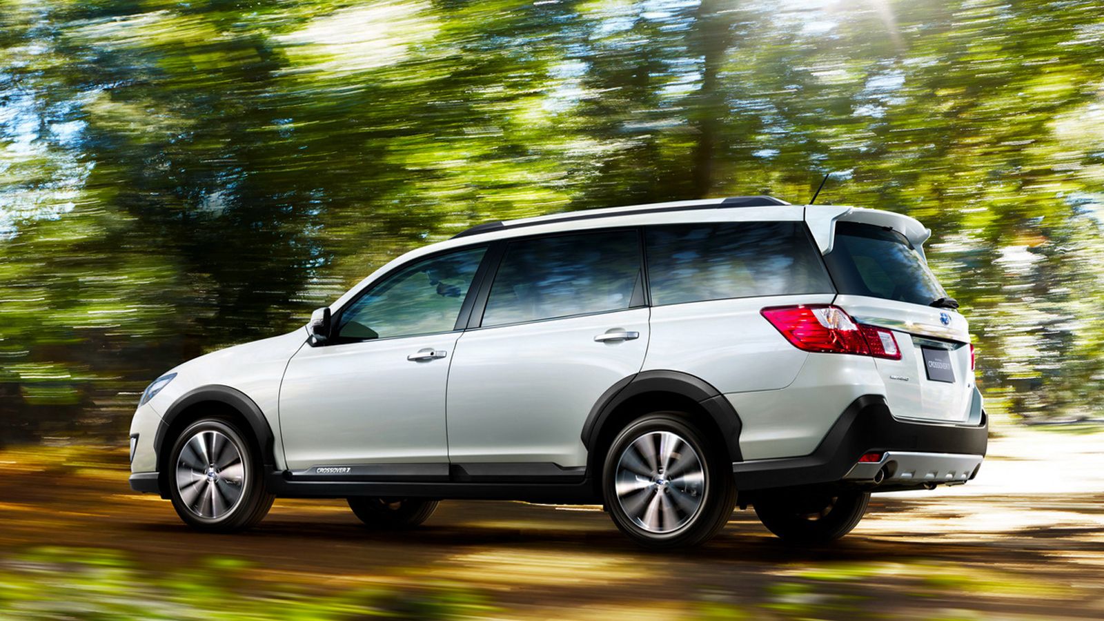 Το Crossover 7 παίρνει κίνηση από ένα 4κύλινδρο boxer σύνολο απόδοσης 173 ίππων και 235 Nm. Μέσω κιβωτίου συνεχώς μεταβαλλόμενων σχέσεων, η κίνηση μετ