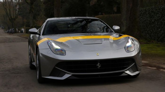 Η special αυτή έκδοση της F12berlinetta φέρει απόχρωση Argento Auteil και το αμάξωμά της «διανθίζει» μια τριπλής επίστρωσης κίτρινα ρίγα στο καπό. Φτι