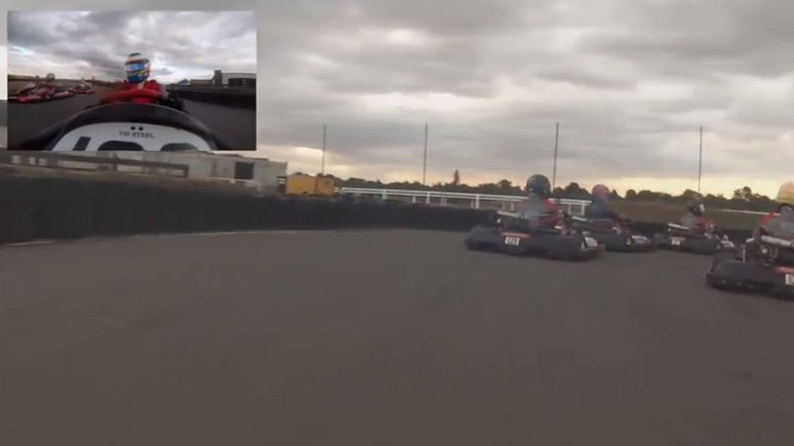 Ο Ισπανός βρέθηκε στο Λονδίνο και συμμετείχε σε αγώνα καρτ στο Daytona Sandown Park, αποδεικνύοντας ότι με ένα καλό… μονοθέσιο, είναι ικανός να 