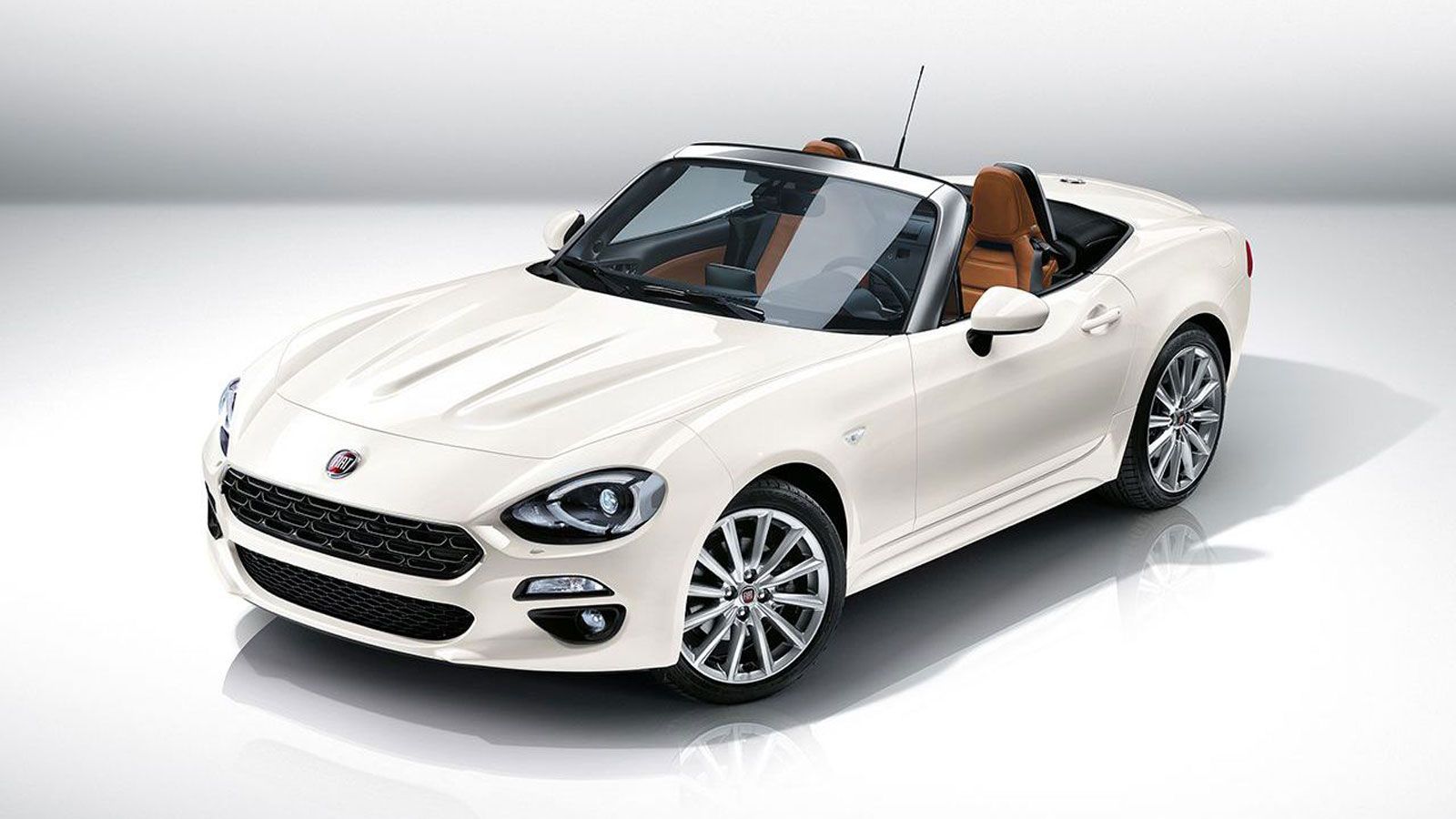 Το Fiat 124 Spider αποτελεί την ιταλική version του Mazda MX-5, με τους Ιταλούς να αναφέρουν όμως πως έχουν εξελίξει το αμάξωμα στα πρότυπα του πρώτου
