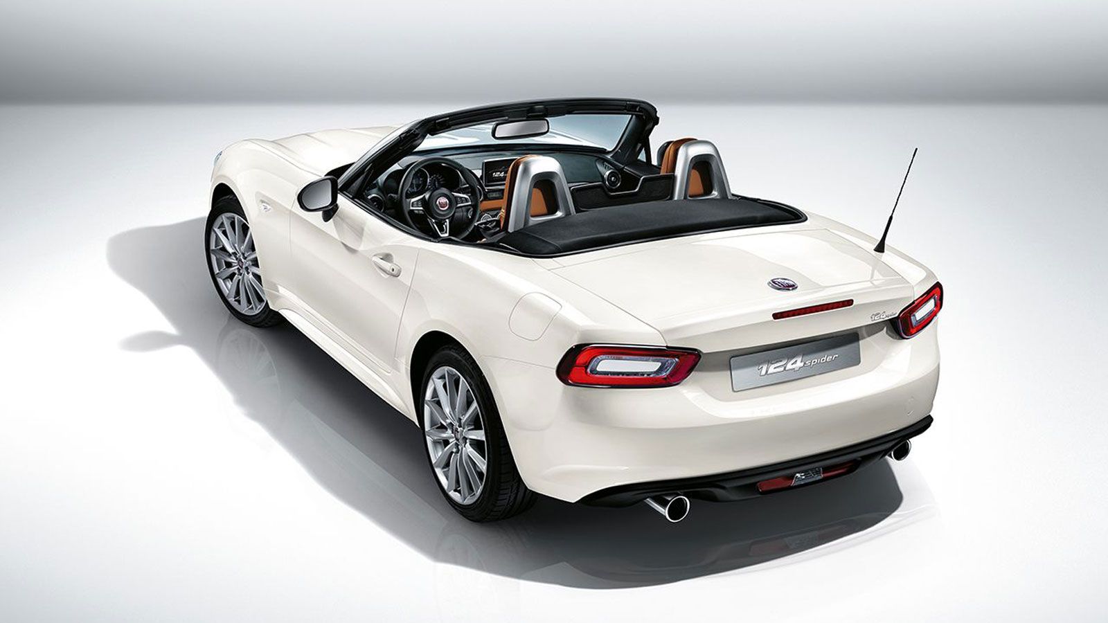 Τα εμπρός φωτιστικά σώματα είναι αρκετά στρογγυλεμένα, τα οποία φιλοξενούν τα LED φώτα ημέρας, ενώ τα πίσω διαθέτουν μια πιο ορθογώνια σχεδίαση, όντας