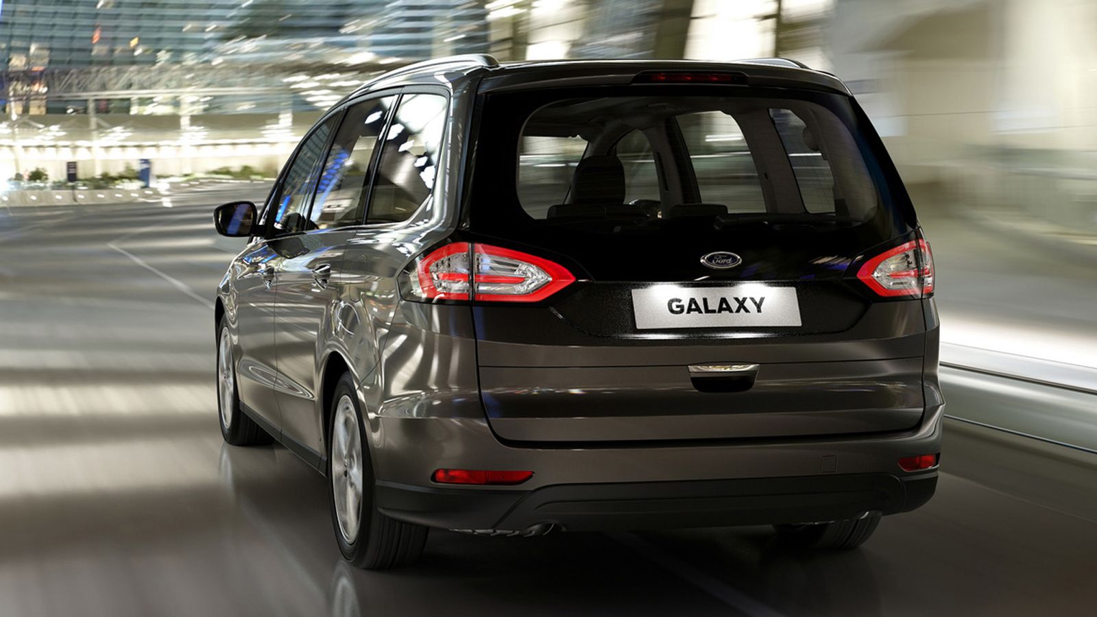Το νέο Galaxy μοιράζεται την πλατφόρμα του με το S-MAX, ενώ και οι αισθητικοί δεσμοί των δύο μοντέλων είναι εμφανείς, αν και στο Galaxy υπάρχει μια πε