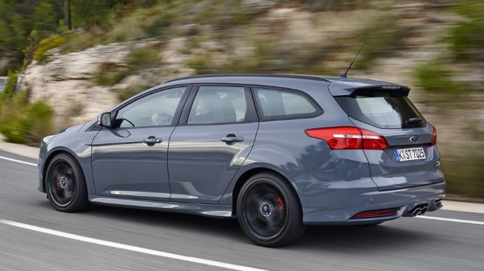 Πραγματική αποκάλυψη είναι το diesel Focus ST και αυτό γιατί δεν είναι πιο μαλακό από την βενζινοκίνητη έκδοση, παραμένοντας το ίδιο εστιασμένο στο fu