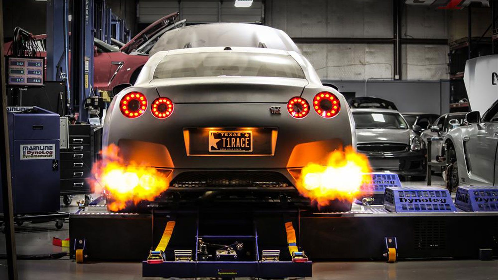 Το βελτιωμένο Nissan GT-R από την Τ1 Racing έκανε ένα νέο ρεκόρ ταχύτητας εξόδου στα 800 μέτρα από στάση. 379 χλμ/ώρα!