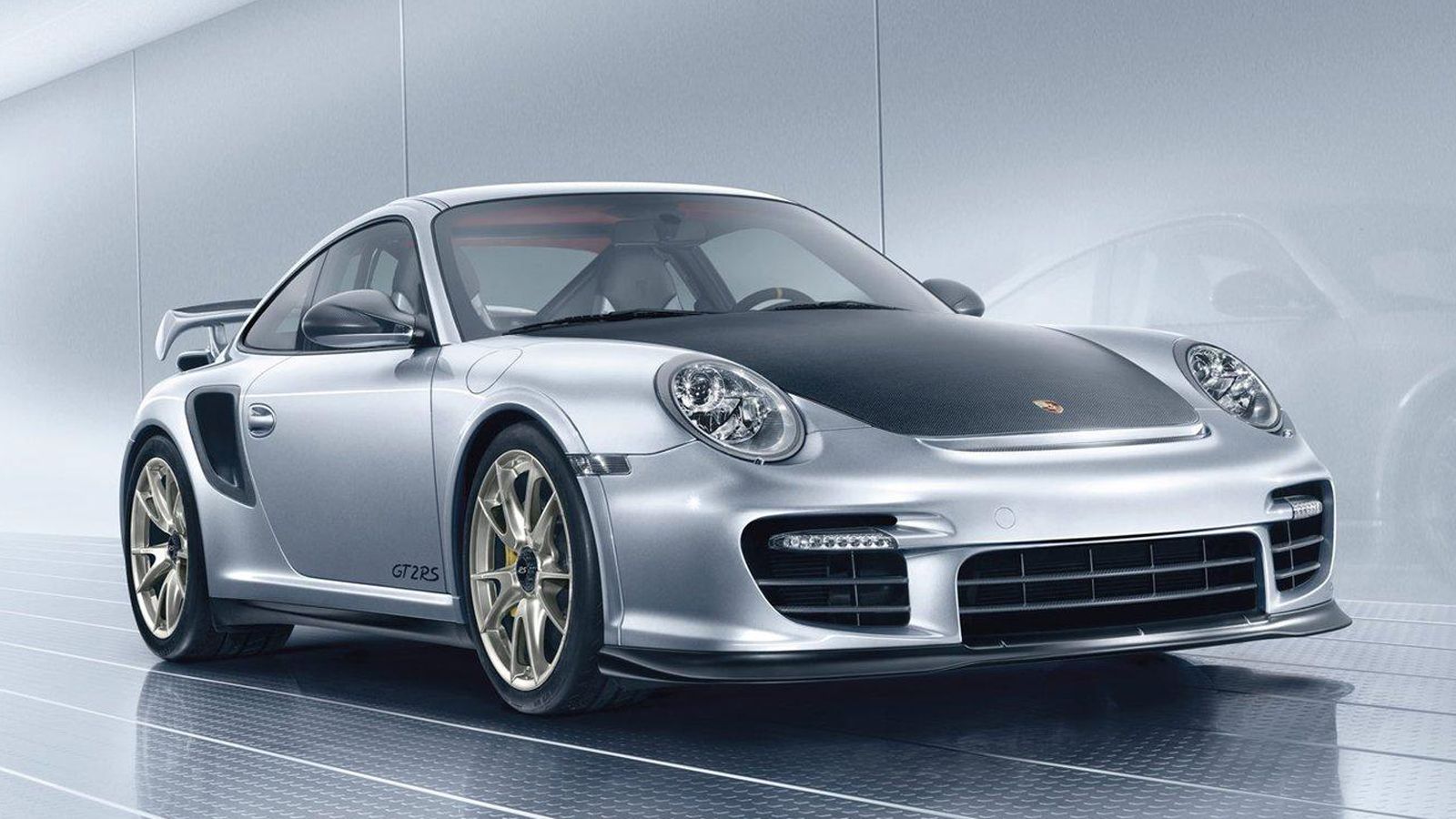 Η προηγούμενη 911 GT2 RS (φωτό) είχε φτιαχτεί σε 500 μόλις αντίτυπα. Ο twin-turbo boxer κινητήρας της είχε απόδοση 620 ίππων και της επέτρεπε να κάνει