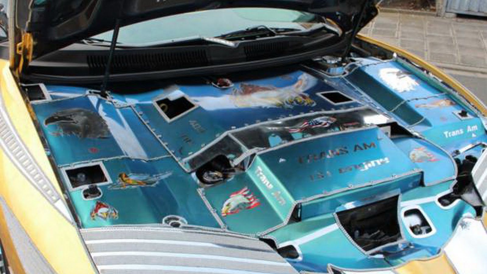 Ο κος All Naeemi κάλυψε την Pontiac από άκρη σε άκρη με ό,τι πιο λαμπερό βρήκε στην αγορά.