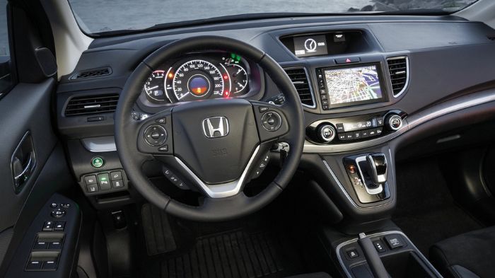 Στο εσωτερικό του Honda CR-V η ποιότητα κατασκευής και η ευρυχωρία είναι κορυφαίες, ενώ στο επίκεντρο βρίσκεται το νέο σύστημα infotainment με λειτουρ