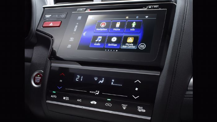 Το παρόν δίνει και το τελευταίο σύστημα infotainment Honda Connect, το οποίο συνεργάζεται με smartphones και άλλες multimedia συσκευές, μέσω MirrorLin