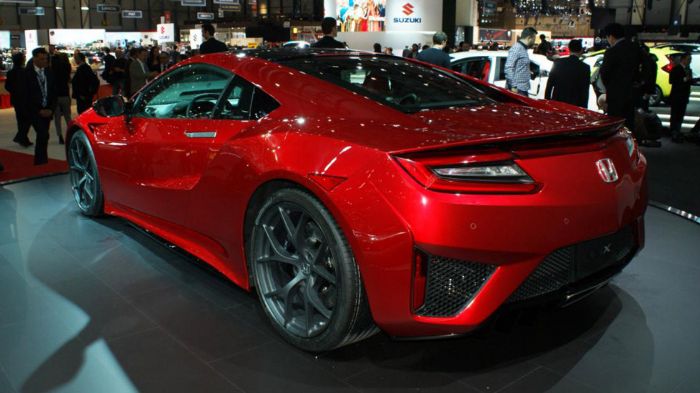 Το νέο NSX έχει τοποθετημένο έναν twin-turbo V6, στη μέση του αμαξώματος, ενώ εφοδιάζεται και με τρία ηλεκτρικά μοτέρ τα οποία μεταφέρουν την κίνηση σ