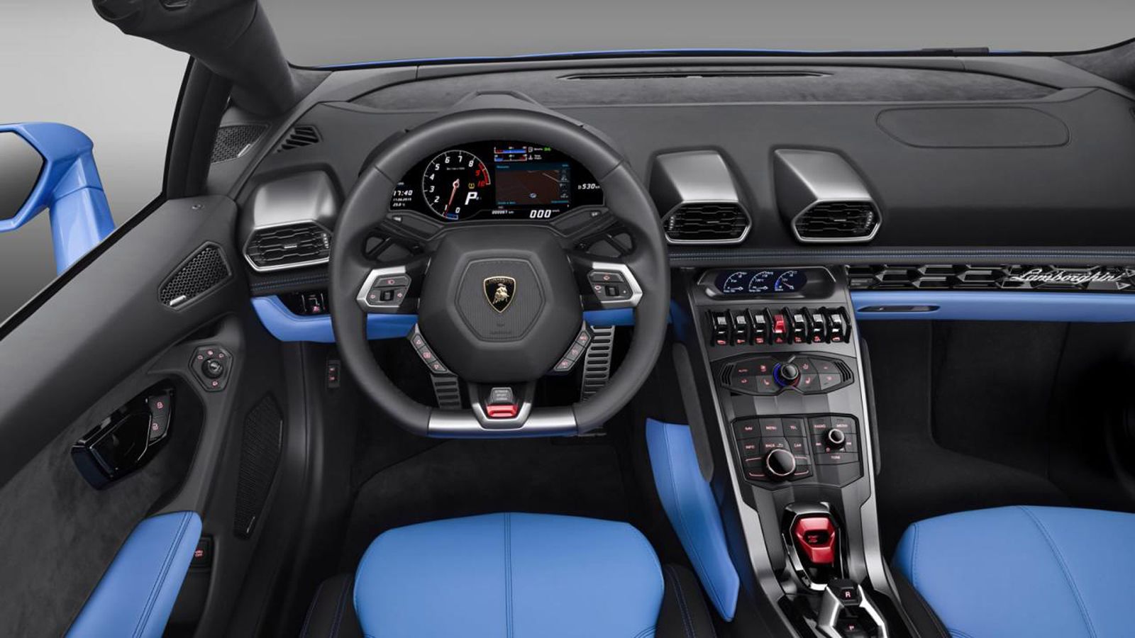 Πολεμικό cockpit, με όλα τα απαραίτητα μπροστά στον οδηγό, ενώ ο χειρισμός της οροφής γίνεται με ένα νέο button που βρίσκεται στο κεντρικό τούνελ.
