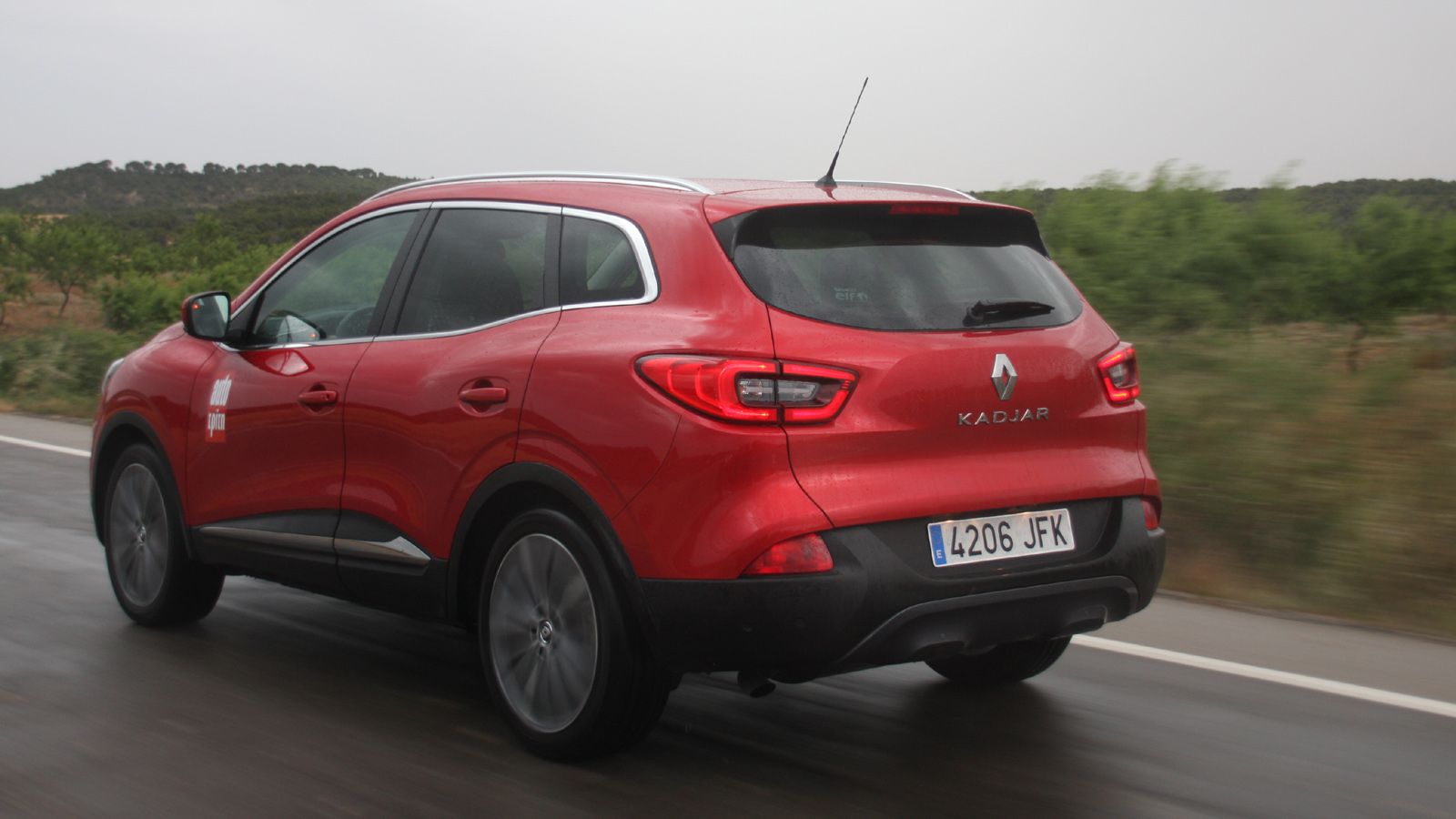 Βοήθεια στους ελιγμούς προσφέρει το Σύστημα Αυτόματου Παρκαρίσματος  σε παράλληλη, κάθετη ή υπό γωνία θέση.