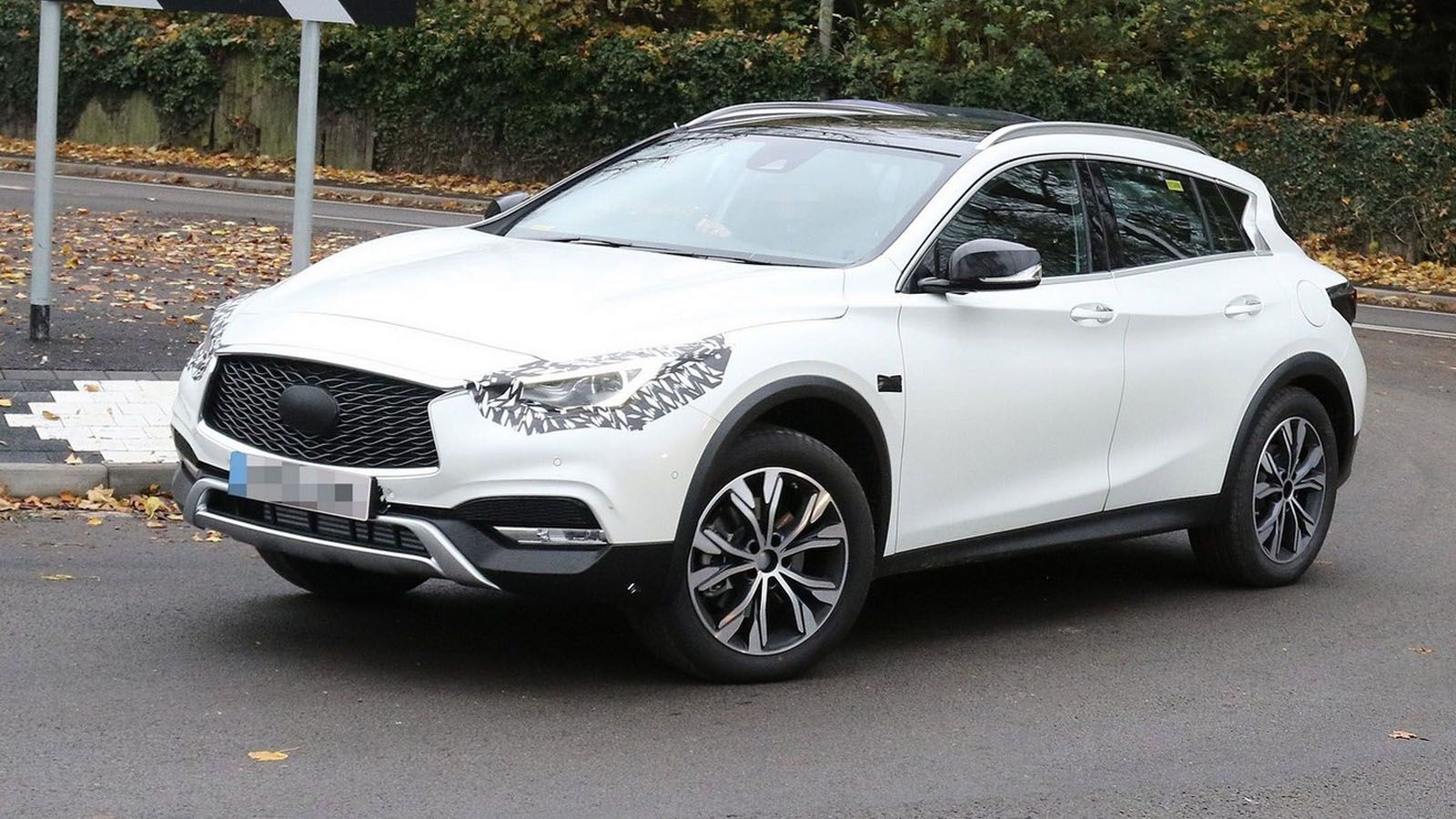 Ο κατασκοπευτικός φακός συνέλαβε το Infiniti QX30 με ελάχιστο καμουφλάρισμα.