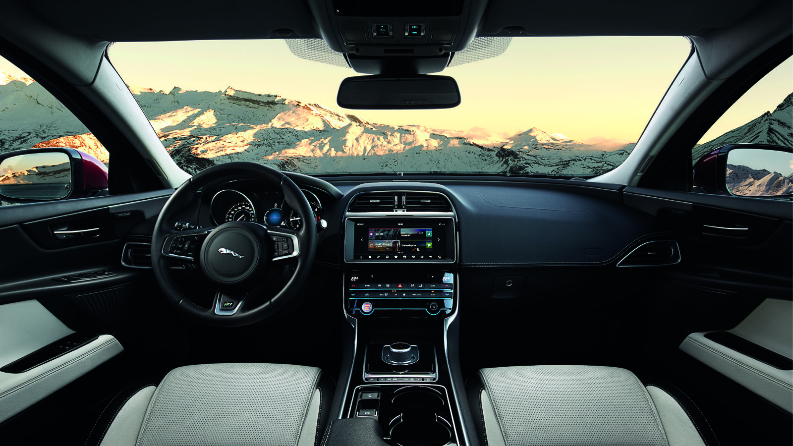 Το εσωτερικό της Jaguar XE είναι πολυτελές και προσεγμένο στην λεπτομέρεια.
