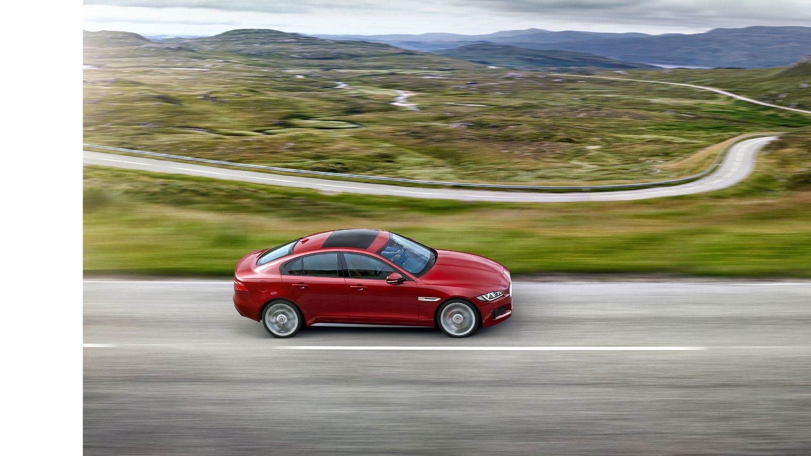 Η Jaguar ΧΕ είναι πλήρως εξοπλισμένη με συστήματα που υποβοηθούν τον οδηγό και ενισχύουν την οδηγική εμπειρία. 