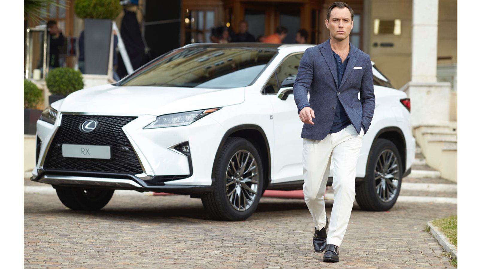 Με Lexus RX ο Jude Law