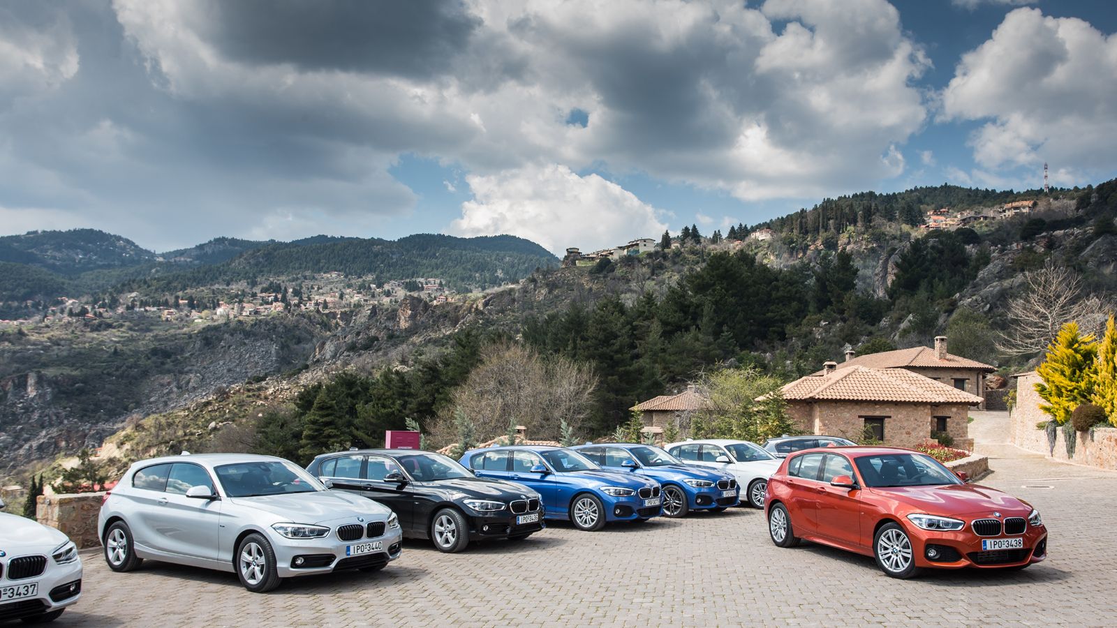 Στα Τρίκαλα Κορινθίας είχαμε την πρώτη μας γνωριμία με την ανανεωμένη εκδοχή της BMW Σειρά 1, η οποία φέρει ραφιναρισμένη αισθητική, πλουσιότερο εξοπλ