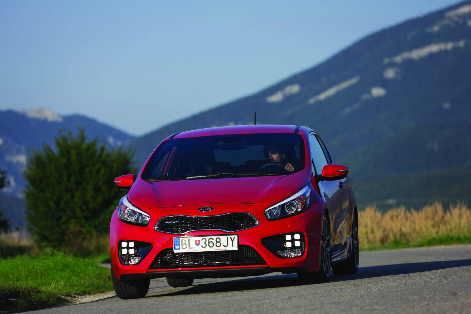 Πιο δυναμική εμφάνιση διαθέτει η σειρά GT Line, όπου στο εμπρόσθιο μέρος ξεχωρίζουν τα ice cube LED φώτα ημέρας, καθώς και η γνωστή μας πλέον tiger no