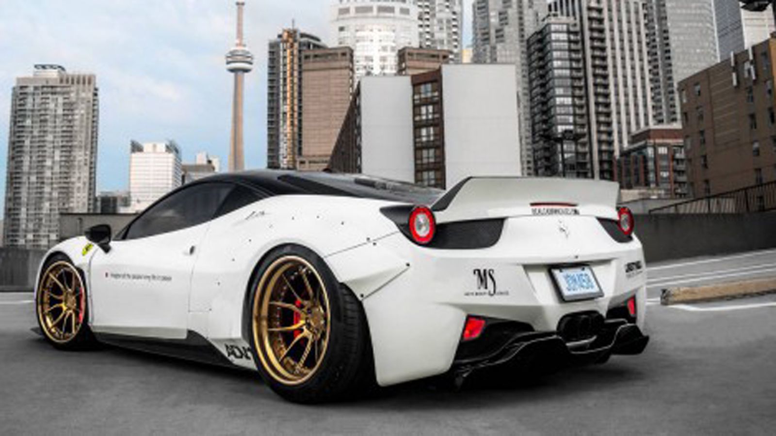 Σταθερή πίσω αεροτομή ενσωματωμένη στο αμάξωμα. 