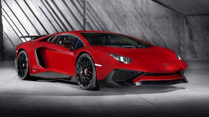 Την πιο «καυτή» έκδοση της Aventador αποκάλυψε στο Σαλόνι της Γενεύης η Lamborghini, παρουσιάζοντας τη νέα Aventador LP 750-4 Superveloce, η οποία δια
