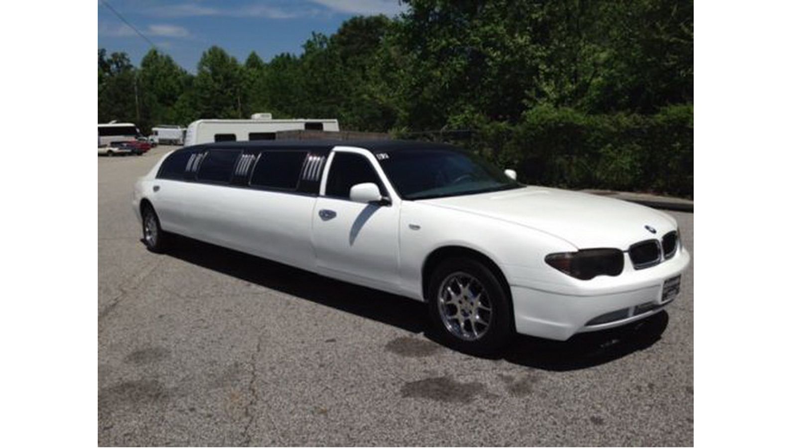 Η μορφή της Lincoln Town Car του 2000 έχει τροποποιηθεί έτσι που να μοιάζει με εκείνη της BMW Σειρά 7.