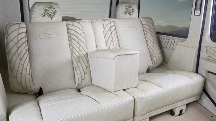 Η πολυτέλεια, το καμουφλάζ και τα …γεράκια, καταφέρνουν με κάποιον τρόπο να παντρεύονται, με το αποτέλεσμα να μοιάζει ιδανικό για Σαουδάραβες κα