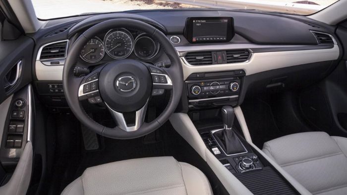 Το Mazda6 έχει αναβαθμιστεί με νέες επενδύσεις καθισμάτων, μια νέα μεγάλη οθόνη αφής πολλαπλών λειτουργιών στην ανασχεδιασμένη κεντρική κονσόλα και εξ